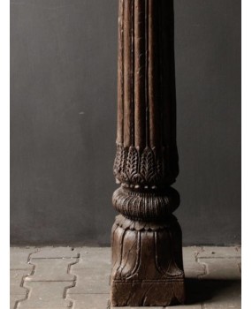 French retro floor lamp, antique antique antique, creative Roman column carving, living room, hotel club decoration, floor lamp